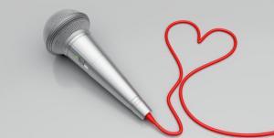 Microphone-and-red-heart-540x272