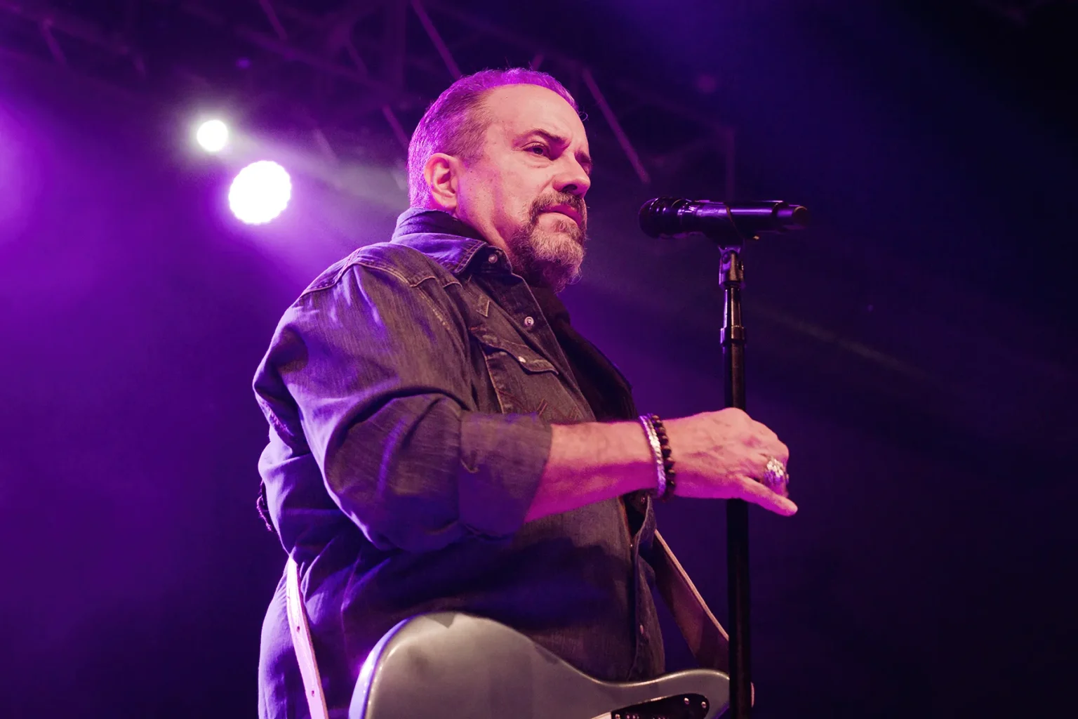 Honoring Raul Malo: The Mavericks’ Special Tribute Shows at Nashville’s Ryman